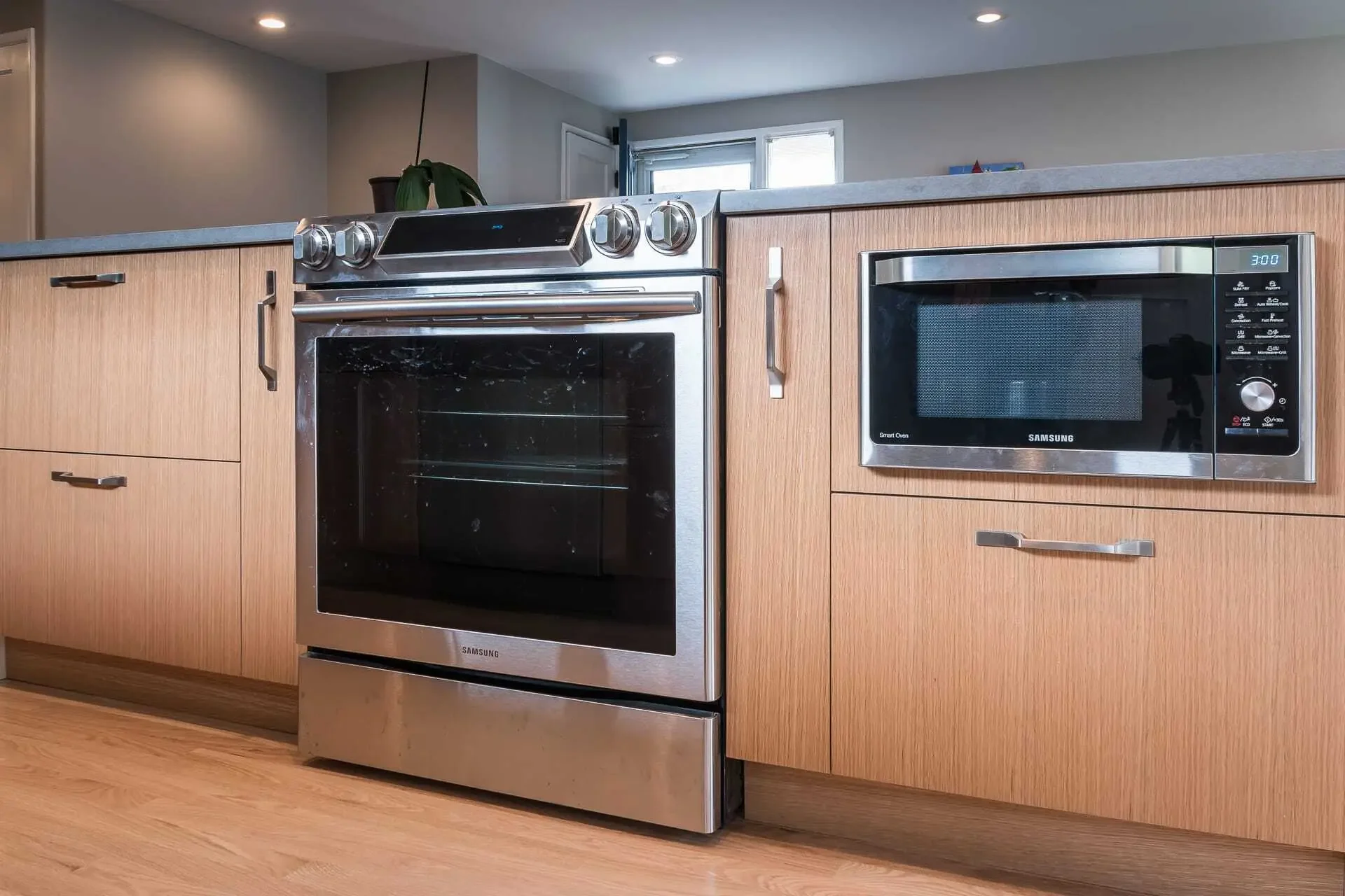 Built-in countertop microwave